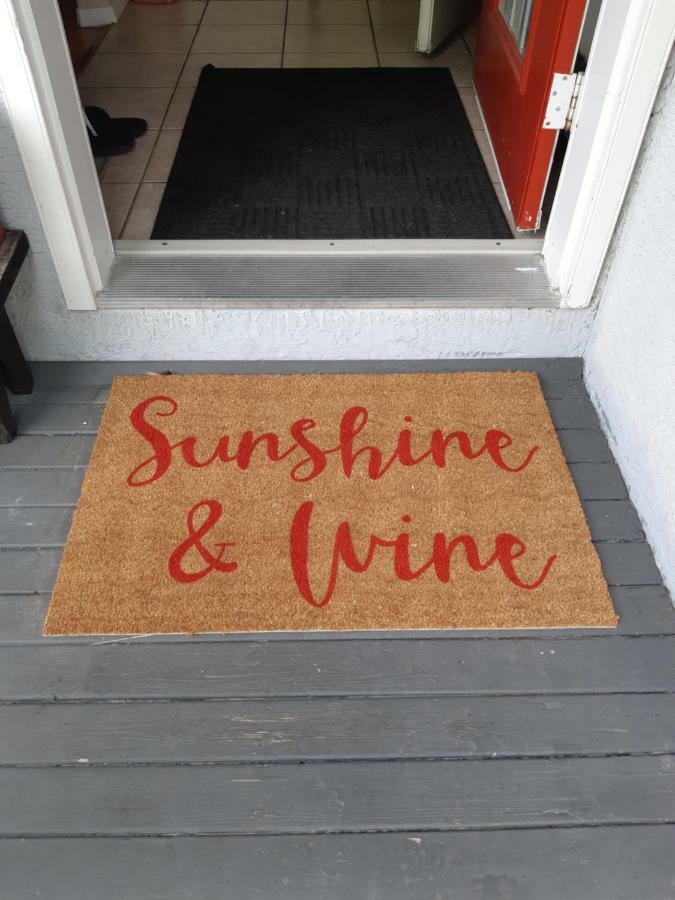 Sunshine And Wine Loft Hotel เพนทิกตัน ภายนอก รูปภาพ